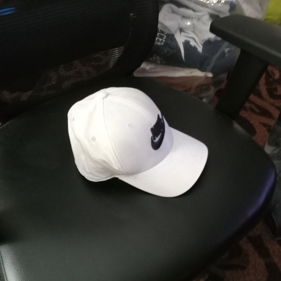 Nike Hat - Picture 3 of 4